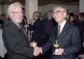 Nobel chemistry laureates Shirakawa, Heeger shake hands